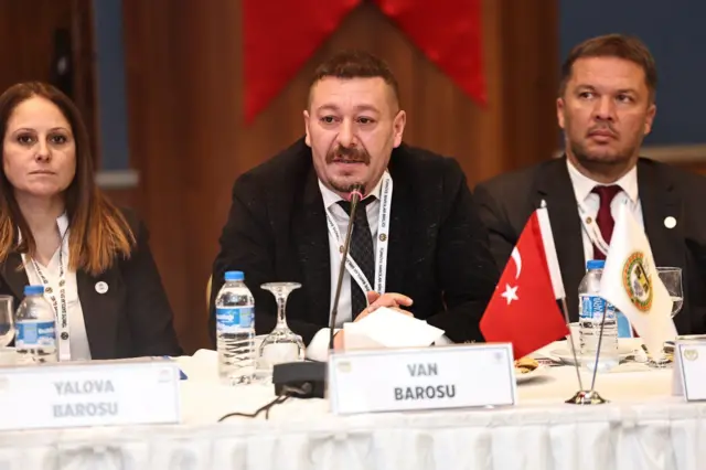 Van Barosu Başkanı Sinan Özaraz, 15 Şubat 2025'te yapılan ve Türkiye Barolar Birliği’nin ev sahipliğinde gerçekleştirilen 57. Baro Başkanları Toplantısı’na katılmıştı