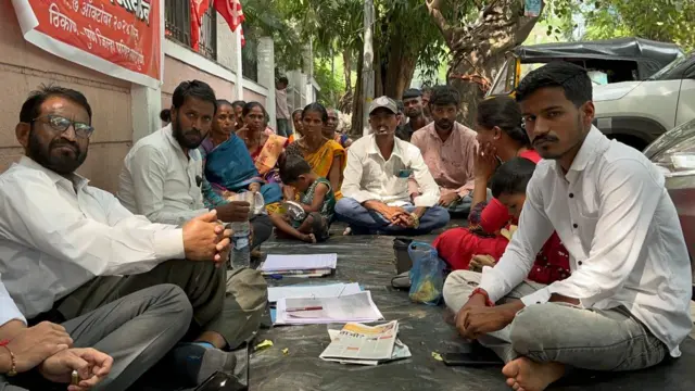 जिल्हा परिषदेबाहेर बेमुदत आंदोलनाला बसलेले नागरिक