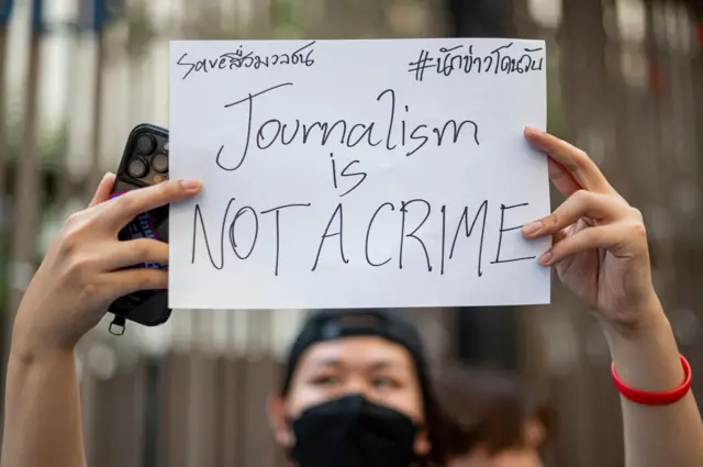 นิเทศ จุฬา แสดงออกเชิงสัญลักษณ์