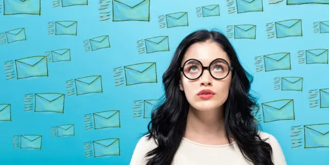 Mujer confundida con muchos emails. 