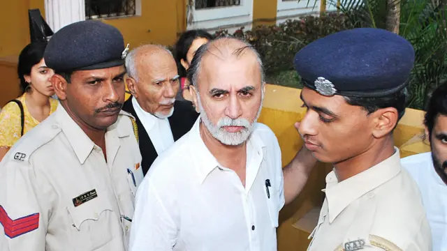 तरुण तेजपाल की बाम्बे हाई कोर्ट की गोवा बेंच के सामने पेश होने की साल 2014 की तस्वीर 