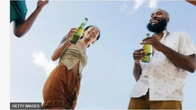 Aworan awọn ọbinrin ati ọkunrin to gbe igo ọti dani