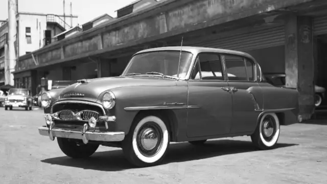 اولین نسل از تویوتا کراون در سال ۱۹۵۵ تولید شد