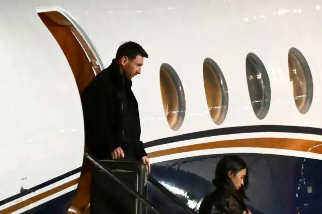 Lionel Messi y su esposa bajando de un avión privado en Rosario.