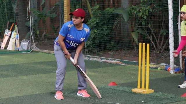 आठवड्यातून तीन दिवस या क्लबचा सराव चालतो 