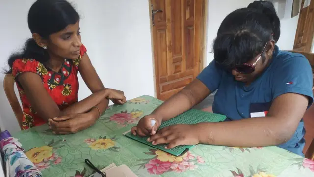 ඩෙබී අද වන විට සිය අධ්‍යාපන කටයුතු හදාරමින් සිටින්නේ නිවසේ සිටයි