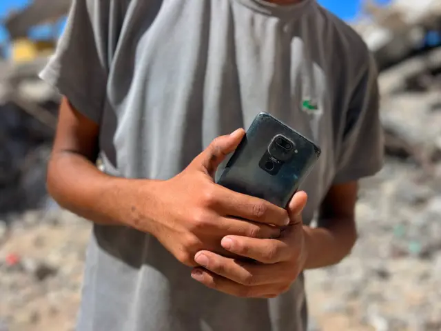 スマートフォンを持った両手のクローズアップ写真