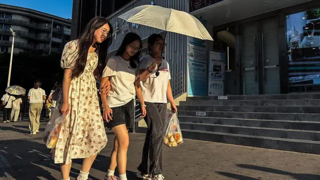 أشخاص يستظلون بمظلة