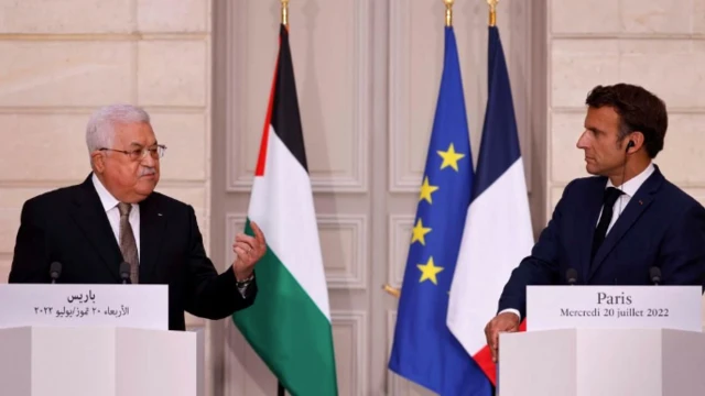 Aarẹ Palestine; Mahmoud Abbas lapa osi, Aarẹ France, Emmanuel Macron lapa ọtun.