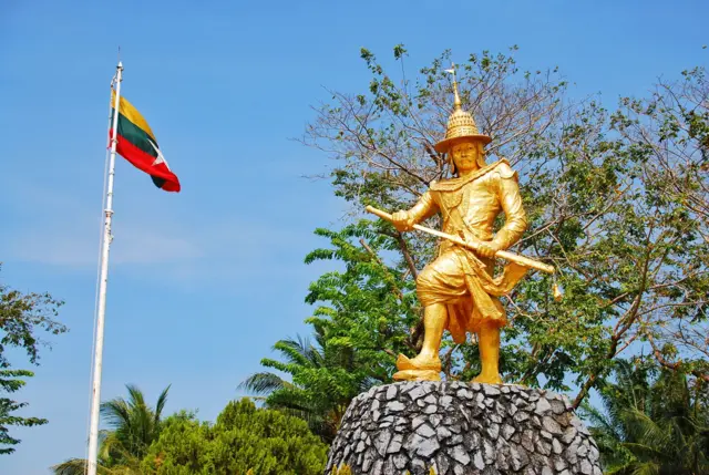ကော့သောင်းက ဘုရင့်နောင်ရုပ်တု