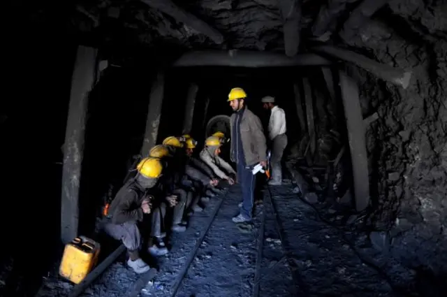 افغان کان کیندونکي د خپلو همکارانو د مړیو د ایستلو په انتظار دي، چې د ۲۰۱۳ کال د سپتمبر ۱۶ په نېټه د سمنګان ولایت د روی دواب ولسوالۍ کې د کان د رالوېدو له امله مړه شوي وو. 