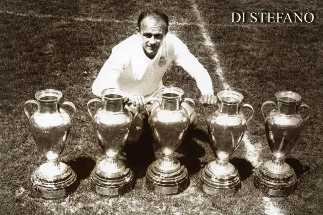 Alfredo di Stéfano con cinco copas de Europa obtenidas con el Real Madrid.