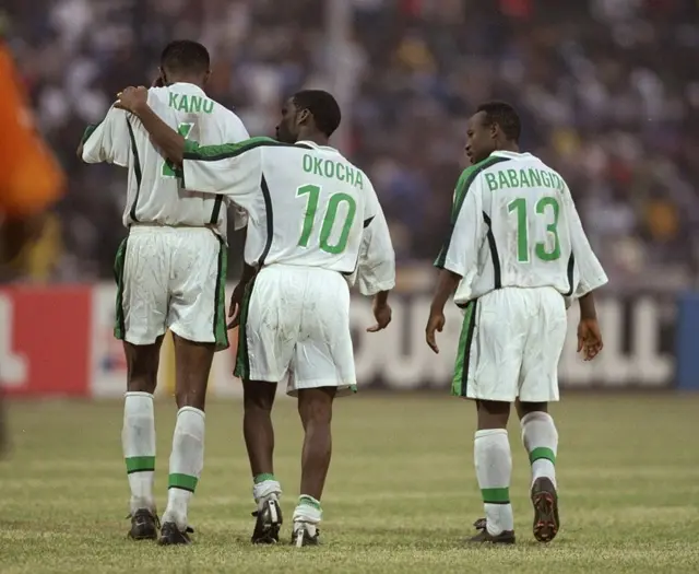 13 février 2000 : Le Nigérian Nwankwo Kanu est consolé par son coéquipier Jay Jay Okocha après avoir raté son penalty lors de la finale de la Coupe d'Afrique des Nations contre le Cameroun au Stade National de Lagos, au Nigéria. Le Cameroun s'est imposé 4-3 aux tirs au but après un match terminé sur le score de 2-2. 