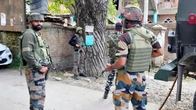 பாதுகாப்புப் படையினரின் ரோந்துப்பணி