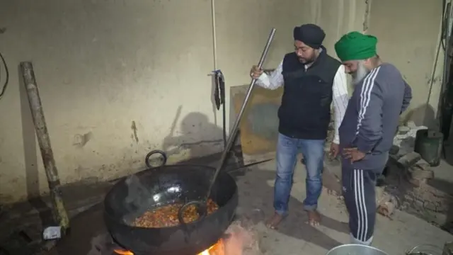 गुरुद्वारे में लंगर तैयार करते लोग