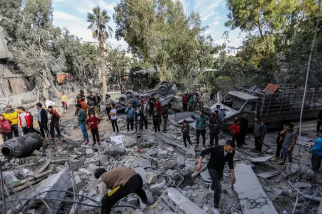 கைது செய்யப்பட்டவர்களின் வீடியோவில் இருந்தவர்களில் பாலஸ்தீனிய பத்திரிகையாளர், அல்-அரபி அல்-ஜதீதின் நிருபர் தியா அல்-கஹ்லூட் அடையாளம் காணப்பட்டுள்ளார். புதிய அரபு என்ற பெயரில் ஆங்கிலத்திலும் வெளியிடும் அரபு மொழி செய்தி நிறுவனம், அல்-கஹ்லூட் அவரது சகோதரர்கள், உறவினர்கள் மற்றும் "பிற குடிமக்களுடன்" பெய்ட் லாஹியாவில் இஸ்ரேலியப் படைகளால் கைது செய்யப்பட்டதாகக் கூறியது. அல்-அரபி அல்-ஜதீத் வியாழன் அன்று திரு அல்-கஹ்லூத்தை "அவமானகரமான" காவலில் வைத்தது என்று விவரிக்கிறது. படையினர் ஆண்களை அவர்களது ஆடைகளை கழற்றுமாறு வற்புறுத்தியதாகவும், "அவர்கள் கைது செய்யப்பட்டவுடன், அவர்களை வெளிப்படுத்தாத இடங்களுக்கு கொண்டு செல்வதற்கு முன், அவர்களை ஆக்கிரமிப்புத் தேடுதல்கள் மற்றும் அவமானகரமான சிகிச்சைக்கு உட்படுத்தினர்" என்றும் அது கூறியது. இந்த வெளியீடானது "சர்வதேச சமூகம், ஊடகவியலாளர்களின் உரிமைப் பாதுகாவலர்கள் மற்றும் கண்காணிப்பாளர்கள் மற்றும் மனித உரிமை அமைப்புகளை இஸ்ரேல் பிராந்தியத்தில் உள்ள பத்திரிகையாளர்கள் மீது நடத்தும் இந்தத் தாக்குதலைக் கண்டிக்க வேண்டும்" என்று வலியுறுத்துகிறது. அல்-கஹ்லூட்டின் சக ஊழியர், பாலஸ்தீனிய பத்திரிகையாளர் லாமிஸ் ஆண்டோனி, வெள்ளிக்கிழமை ரேடியோ 4 இன் PM நிகழ்ச்சியில், பல கைதிகள் விடுவிக்கப்பட்டதாகக் கூறினார். ஆனால் திரு அல்-கஹ்லூட் அல்ல. விடுவிக்கப்பட்டவர்கள், அவர் இஸ்ரேலில் உள்ள ஜிகிம் இராணுவத் தளத்திற்கு மாற்றப்பட்டதாக திரு கஹ்லூட்டின் குடும்பத்தினரிடம் கூறியதாக அன்டோனி கூறினார். இந்த கூற்றை பிபிசி சரிபார்க்கவில்லை. "அவருடைய தலைவிதியைப் பற்றி எங்களுக்கு எதுவும் தெரியாது. இந்த மனிதர்களின் புகைப்படங்கள் மற்றும் வீடியோக்கள் பயங்கரமானவை. நான் அதிர்ச்சியடைந்தேன்," என்று அவர் கூறினார். தனது ஊடகம் ஐ.நா வழியாக இஸ்ரேலியப் படைகளுடன் தொடர்பு கொள்கிறது. பால் பிரவுன், பீட்டர் மவாய் மற்றும் அலெக்ஸ் முர்ரே ஆகியோரின் கூடுதல் அறிக்கை