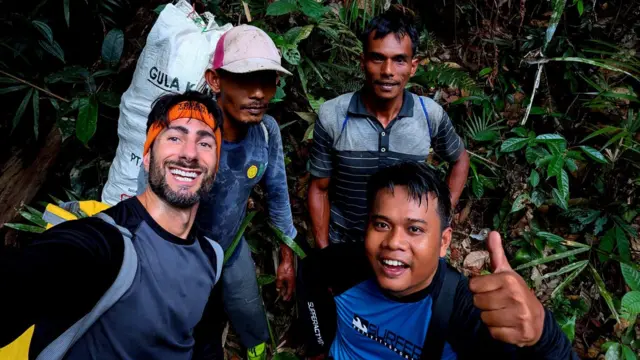 Deki, Chirs dan tim mulai masuk ke dalam hutan jelang malam.