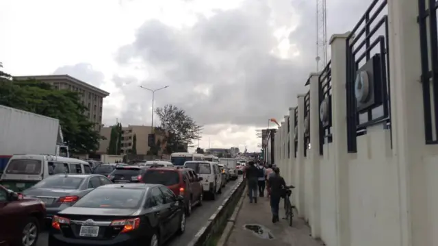 Aworan to n ṣafihan awọn ọkọ to taku atawọn eeyan to n fi ẹsẹ rin lagbegbe Victoria Island, Eko lọjọ yii kan naa.