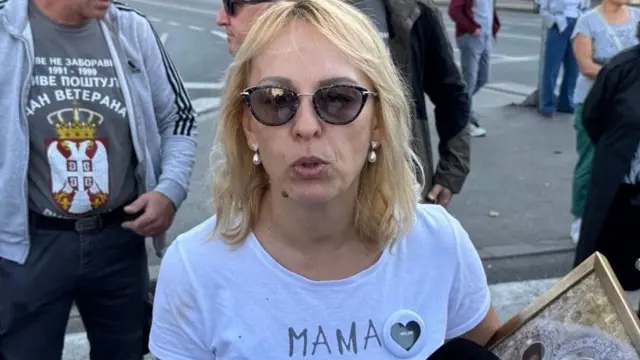 Dijana Hrka u beloj majici na kojoj piše mama
