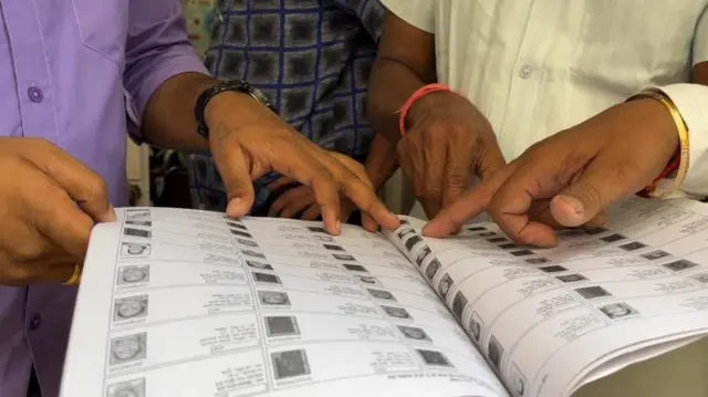 मृत व्यक्तींची नावं मतदार याद्यांमध्ये असल्याचेही आरोप होतायत.