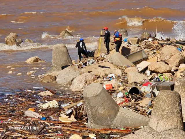 Equipo de rescatistas en la playa de Derna. 
