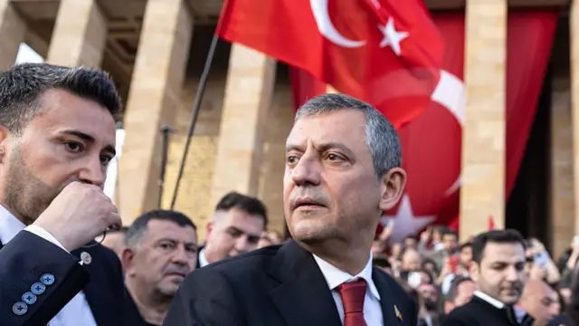 Özgür Özel, Ekrem İmamoğlu'nun tutuklanması sonrası Ankara'daki yürüyüşün ardından partililerle Anıtkabir'i ziyaret ediyor