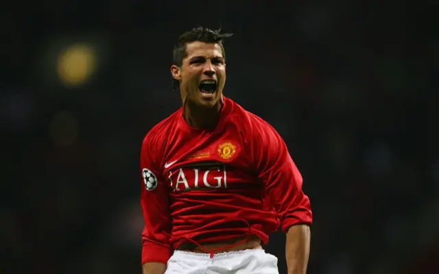 Cristiano Ronaldo com uniforme do Manchester durante um jogo.