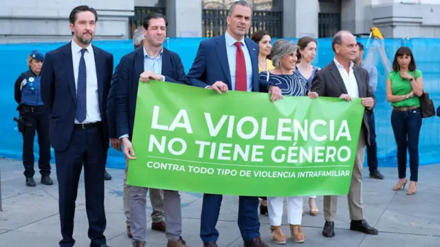 Líderes do Vox com cartaz que diz "violência não tem gênero"