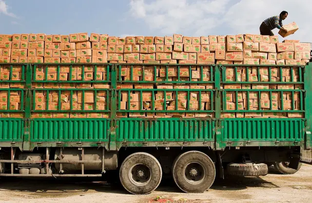 မြန်မာဘက်က တင်ပို့လိုက်တဲ့ ဖရဲသီးကုန်တွေကို တရုတ်ဘက်ခြမ်း၊ ယူနန်မြို့ထဲမှာတွေ့ရတဲ့မြင်ကွင်း (ပုံဟောင်း)