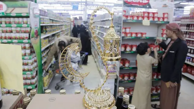 أشخاص تتبضع داخل أحد الأسواق التجارية.