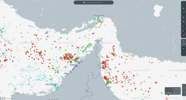 Marine Traffic uygulamasından Hürmüz Boğazı'nın anlık ekran görüntüsü. Haritada gemileri gösteren kırmızı ve yeşil noktalar bulunuyor.