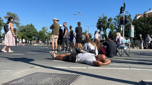 Muškarac leži na cesti tokom blokade