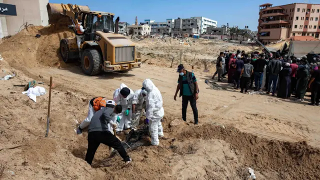 시신을 땅속에서 발굴하는 모습