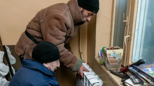 Залізничники лагодять радіатор в одній із квартир Києва