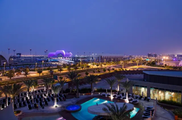 Vista panorâmica da ilha Yas, com vários parques