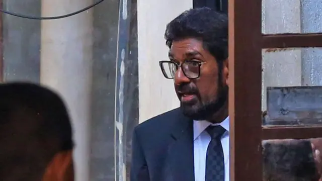 කෙහෙළිය රඹුක්වැල්ල, ජනමාධ්ය, සෞඛ්ය හා පරිසර අමාත්යවරයා වශයෙන් කටයුතු කළ සමයේ සිය පෞද්ගලික කාර්ය මණ්ඩලයට පුද්ගලයින් 15 දෙනෙකු නාමිකව ඇතුළත් කර ඔවුන්ට හිමි වැටුප් දීමනා හා අතිකාල දීමනා ලබා ගැනීම තුළින් රජයට රුපියල් ලක්ෂ අසූවකට අධික පාඩුවක් සිදු කළ බවට සැකපිට ඉදිරිපත් වූ පැමිණිලි තුනකට අදාළව අල්ලස් කොමිසම විසින් නඩු පවරා ඇත.