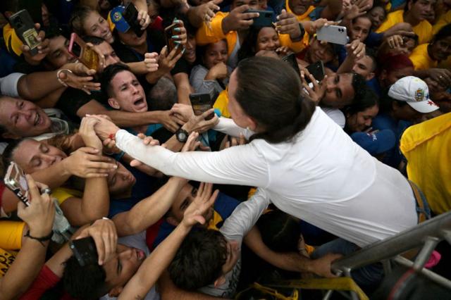 María Corina Machado saluda a la multitud en un acto en La Victoria, estado Aragua, el 18 de mayo de 2024.