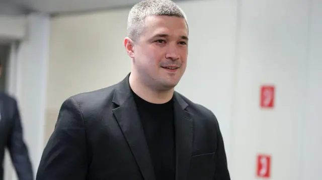 Mykhailo Fedorov, gri ceket ve siyah üst giyen, kısa kesilmiş gri saçlı bir erkek