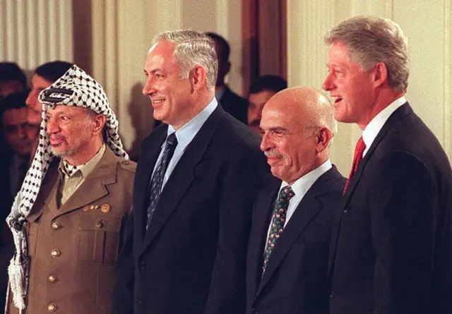 ඊශ්රායල් අගමැති බෙන්ජමින් නෙත්යාහු සිය පළමු ධුර කාලයේදී පලස්තීන නායක යසර් අර්ෆත් සමඟ හෙබ්රොන් සහ වයි ගිවිසුම් අත්සන් කිරීමෙන් දෙරට අතර සාම ක්රියාවලිය ඉදිරියට ගෙන යන ලදී.