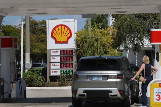 Miami'de benzin istasyonunda arabasına benzin dolduran bir kadın