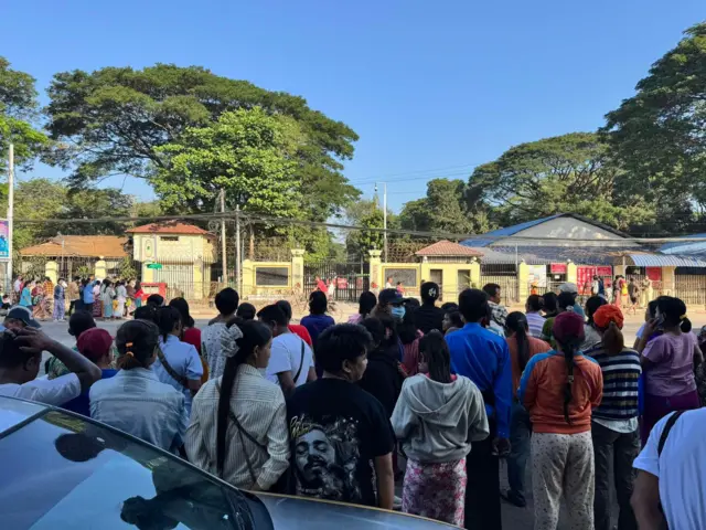 ၂၀၂၅ခုနှစ်၊ဇန်နဝါရီ ၄ ရက် လွတ်ငြိမ်းခွင့်ရမဲ့ အကျဉ်းသားတွေကို ရန်ကုန်၊အင်းစိန်ထောင်ရှေ့မှာ စောင့်ဆိုင်းနေတဲ့ မိသားစုဝင်တွေ