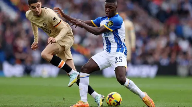 کایسدو (راست) اولین بازی‌اش در لیگ برتر با لباس برایتون را آوریل ۲۰۲۲ انجام داد و پس از آن در ۴۵ بازی برای این تیم در لیگ برتر بازی کرد و دو گل زد