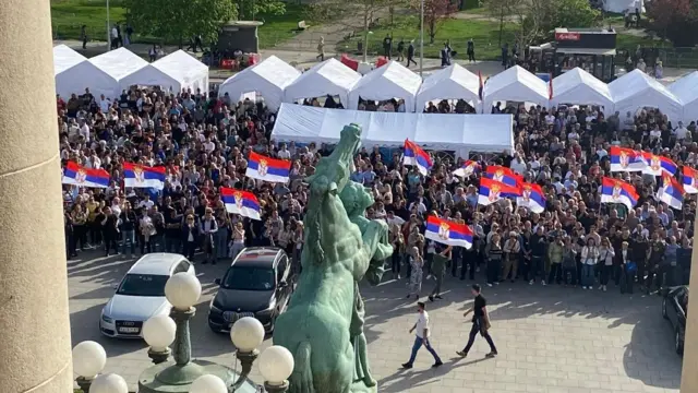 Studenti koji žele da uče, čiji šatori su i na ulici, ispred Skupštine