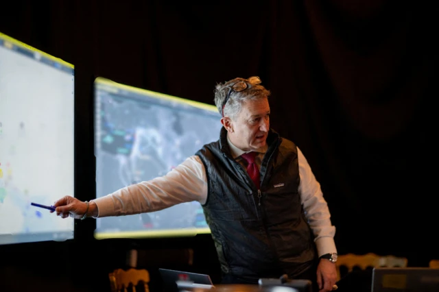 ایک تصویر میں جوائنٹ چیفس کے چیئرمین جنرل ڈین کین کو دکھایا گیا ہے، جو امریکی فوج کے سب سے اعلیٰ رینک والے افسر ہیں۔