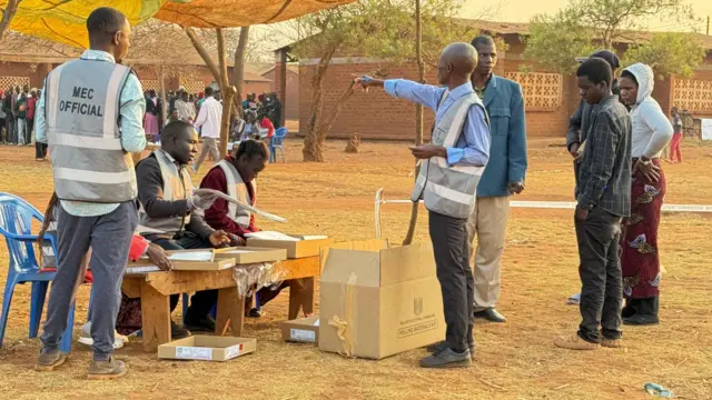 Ebe ndị ọrụ MEC na ndị bịara ịtụ vootu nọ