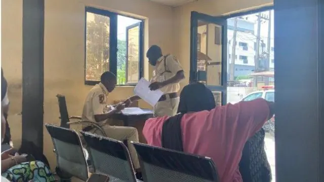 Ndị ọrụ 'Immigration' Ikeja Passport Office