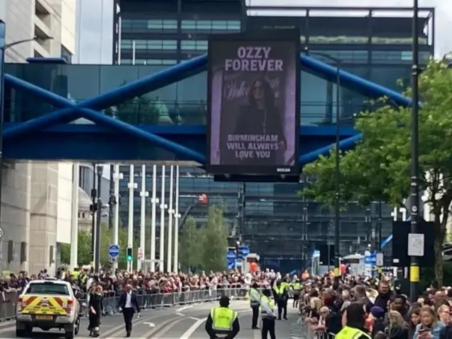 Рекламный щит с Оззи Осборном над дорогой