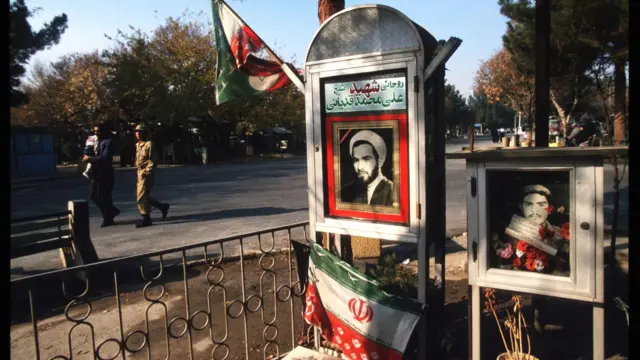 رجال يسيرون في مقبرة شهداء في 8 ديسمبر/كانون الأول 1997 في طهران، إيران. بعد تخفيف القيود المفروضة على الصحافة والتعبير الثقافي خلال ثمانينيات القرن الماضي أثناء توليه منصب وزير الثقافة، يعتزم الرئيس المنتخب حديثًا محمد خاتمي تخفيف حدة النزعة المحافظة السائدة المرتبطة بالثورة الإسلامية عام 1979، وإعادة فتح قنوات التواصل مع الغرب.