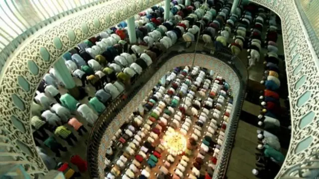 জুমার নামাজের আগে ইমামরা বয়ান করে থাকেন। (ছবিটি ঢাকার বায়তুল মোকাররম মসজিদের)