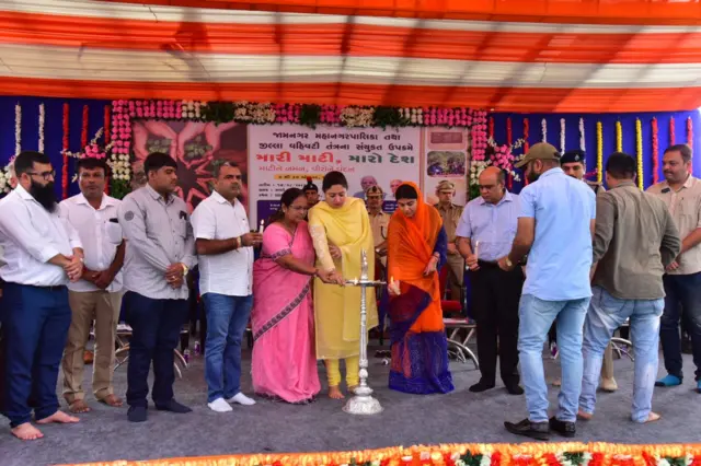 રીવાબા જાડેજા, પૂનમ માડમ